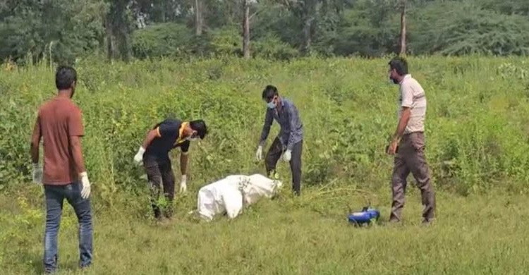 কিশোরীকে ধর্ষণের পর ছুরিকাঘাতে হত্যা, মাঠে ফেলে রাখা মরদেহ খেল কুকুর